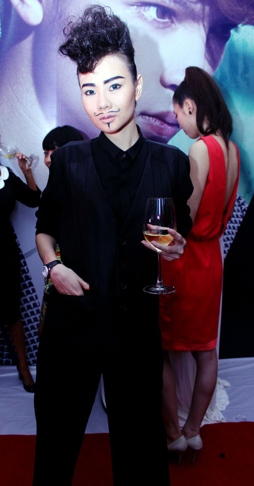 Khi giả trai, cô cũng chọn tông màu đen bí ẩn. Xem thêm: Thời trang sao Việt/Thời trang sao Hollywood/Thời trang sao Hoa ngữ/Thời trang sao Hàn