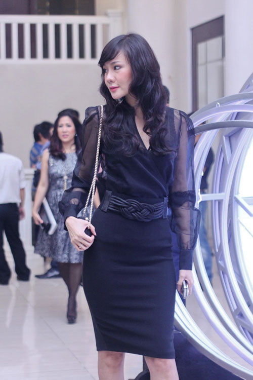 Bộ cánh màu đen từ đầu đến chân rất thanh lịch và hợp với lứa tuổi băm của cô. Xem thêm: Thời trang sao Việt/Thời trang sao Hollywood/Thời trang sao Hoa ngữ/Thời trang sao Hàn
