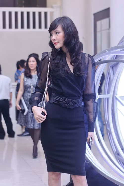 Bộ cánh màu đen từ đầu đến chân rất thanh lịch và hợp với lứa tuổi băm của cô. Xem thêm: Thời trang sao Việt/Thời trang sao Hollywood/Thời trang sao Hoa ngữ/Thời trang sao Hàn Bộ cánh màu đen từ đầu đến chân rất thanh lịch và hợp với lứa tuổi băm của cô. Xem thêm: Thời trang sao Việt/Thời trang sao Hollywood/Thời trang sao Hoa ngữ/Thời trang sao Hàn