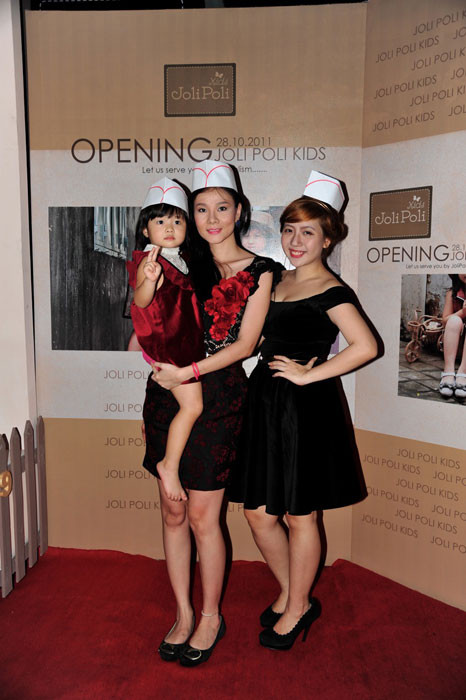 Dương Yến Ngọc xuất hiện cùng cô con gái trong buổi tiệc Opening Joli Poli kids. Diện chiếc đầm đen quyến rũ, Yến Ngọc ngày càng đằm thắm và xinh đẹp hơn trước. Ảnh: Bee Xem thêm: Thời trang sao Việt/Thời trang sao Hollywood/Thời trang sao Hoa ngữ/Thời trang sao Hàn