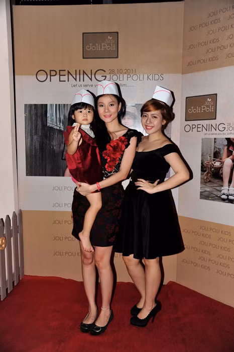 Dương Yến Ngọc xuất hiện cùng cô con gái trong buổi tiệc Opening Joli Poli kids. Diện chiếc đầm đen quyến rũ, Yến Ngọc ngày càng đằm thắm và xinh đẹp hơn trước. Ảnh: Bee Xem thêm: Thời trang sao Việt/Thời trang sao Hollywood/Thời trang sao Hoa ngữ/Thời trang sao Hàn Dương Yến Ngọc xuất hiện cùng cô con gái trong buổi tiệc Opening Joli Poli kids. Diện chiếc đầm đen quyến rũ, Yến Ngọc ngày càng đằm thắm và xinh đẹp hơn trước. Ảnh: Bee Xem thêm: Thời trang sao Việt/Thời trang sao Hollywood/Thời trang sao Hoa ngữ/Thời trang sao Hàn