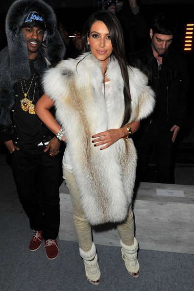 Cô Kim thu hút mọi sự chú ý khi ngồi trên hàng ghế khán giả. Xem thêm: BST túi của cô Kim/BST hàng hiệu của sao Việt