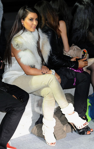 Cô tới xem buổi trình diễn của Kanye West. Xem thêm: BST túi của cô Kim/BST hàng hiệu của sao Việt