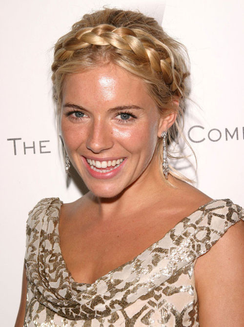 Sienna Miller duyên dáng tươi trẻ. Xem thêm: Mốt tóc ướt/Tóc búi updo/Tóc Bob giả Sienna Miller duyên dáng tươi trẻ. Xem thêm: Mốt tóc ướt/Tóc búi updo/Tóc Bob giả