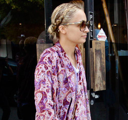 Nicole Richie tự tin xuống phố với mái tóc tết đáng yêu sành điệu. Xem thêm: Mốt tóc ướt/Tóc búi updo/Tóc Bob giả Nicole Richie tự tin xuống phố với mái tóc tết đáng yêu sành điệu. Xem thêm: Mốt tóc ướt/Tóc búi updo/Tóc Bob giả