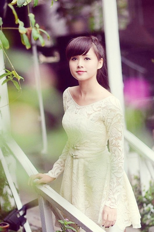 Tâm Tít nữ tính trong chiếc đầm trắng lãng mạn với chất liệu ren. Xem thêm: Xu hướng thời trang Xuân - Hè 2012/Phong cách thời trang của Sao Tâm Tít nữ tính trong chiếc đầm trắng lãng mạn với chất liệu ren. Xem thêm: Xu hướng thời trang Xuân - Hè 2012/Phong cách thời trang của Sao