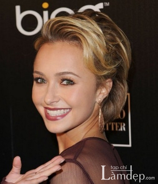 Không phải chỉ có tóc dài mới nữ tính. Rất nhiều kiểu tóc ngắn dễ thương cũng tạo nên vẻ đẹp nữ tính cho bạn. Xem thêm: Thời trang công sở cho quý bà/Chăm sóc da cho quý bà Không phải chỉ có tóc dài mới nữ tính. Rất nhiều kiểu tóc ngắn dễ thương cũng tạo nên vẻ đẹp nữ tính cho bạn. Xem thêm: Thời trang công sở cho quý bà/Chăm sóc da cho quý bà