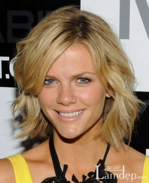 Bạn cũng đừng nghĩ mái tóc ngắn khó tạo kiểu. Bạn chí cần có một con mặt tinh tế, để xem khuôn mặt mình hợp với kiểu tóc nào, thì hoàn toàn không khó để bạn thể hiện mình. Có thể là những sóng tóc bồng bềnh không thua kém mái tóc dài! Bạn cũng đừng nghĩ mái tóc ngắn khó tạo kiểu. Bạn chí cần có một con mặt tinh tế, để xem khuôn mặt mình hợp với kiểu tóc nào, thì hoàn toàn không khó để bạn thể hiện mình. Có thể là những sóng tóc bồng bềnh không thua kém mái tóc dài!