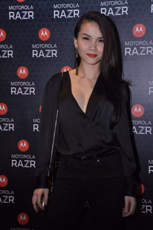 Bí quyết của Yến Trang chính là cách mix những trang phục kín đáo như quần hay váy dài với những chiếc áo không hở hang nhiều, ví dụ như kết hợp áo dài tay có phần cổ V sâu vừa phải với skinny jeans… Xem thêm: Ngọc Trinh/ Thanh Hằng/ Minh Hằng/ Tăng Thanh Hà