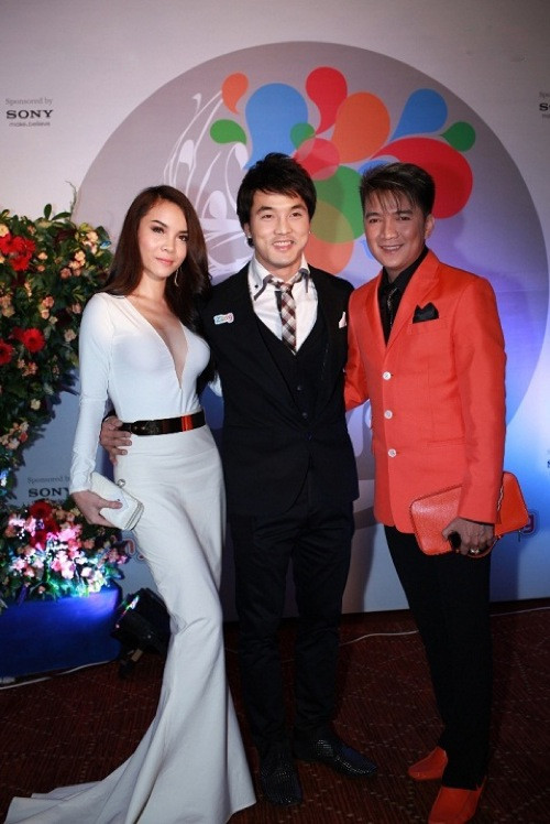 Điều đặc biệt ở phong cách của Yến Trang, đó là cô đã đan xen rất khéo léo vẻ “sexy” vào mọi loại trang phục. Điều đó có nghĩa là dù Yến Trang có mặc đồ ngắn, đồ xẻ sâu hay “kín cổng cao tường” đi chăng nữa thì người ta vẫn thấy được vẻ gợi cảm “khó cưỡng” toát lên từ cô. Xem thêm: Ngọc Trinh/ Thanh Hằng/ Minh Hằng/ Tăng Thanh Hà