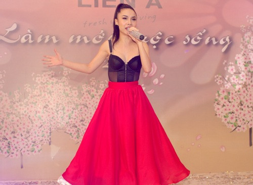 Yến Trang đặc biệt yêu thích những kiểu áo corset. Cô có thể mix nó với chân váy xòe theo phong cách vintage vừa ngọt ngào, lại vừa gợi cảm… Xem thêm: Ngọc Trinh/ Thanh Hằng/ Minh Hằng/ Tăng Thanh Hà