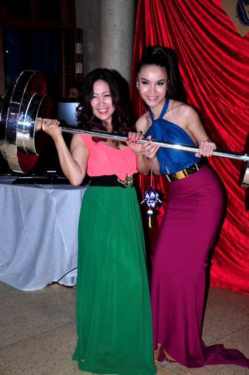 Kết hợp váy dài đuôi cá với áo hở lưng cũng là cách “khoe dáng” rất duyên dáng và thanh lịch. Xem thêm: Ngọc Trinh/ Thanh Hằng/ Minh Hằng/ Tăng Thanh Hà