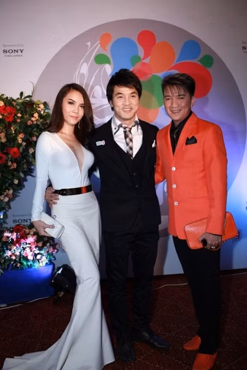 Điều đặc biệt ở phong cách của Yến Trang, đó là cô đã đan xen rất khéo léo vẻ “sexy” vào mọi loại trang phục. Điều đó có nghĩa là dù Yến Trang có mặc đồ ngắn, đồ xẻ sâu hay “kín cổng cao tường” đi chăng nữa thì người ta vẫn thấy được vẻ gợi cảm “khó cưỡng” toát lên từ cô. Xem thêm: Ngọc Trinh/ Thanh Hằng/ Minh Hằng/ Tăng Thanh Hà