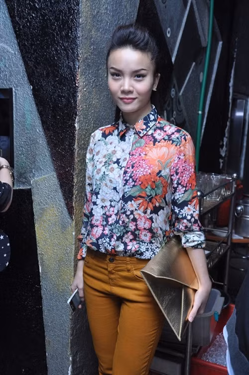 Sơmi hoa cài kín cổ nữ tính mix kèm skinny jeans. Xem thêm: Ngọc Trinh/ Thanh Hằng/ Minh Hằng/ Tăng Thanh Hà