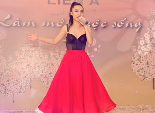 Yến Trang đặc biệt yêu thích những kiểu áo corset. Cô có thể mix nó với chân váy xòe theo phong cách vintage vừa ngọt ngào, lại vừa gợi cảm… Xem thêm: Ngọc Trinh/ Thanh Hằng/ Minh Hằng/ Tăng Thanh Hà