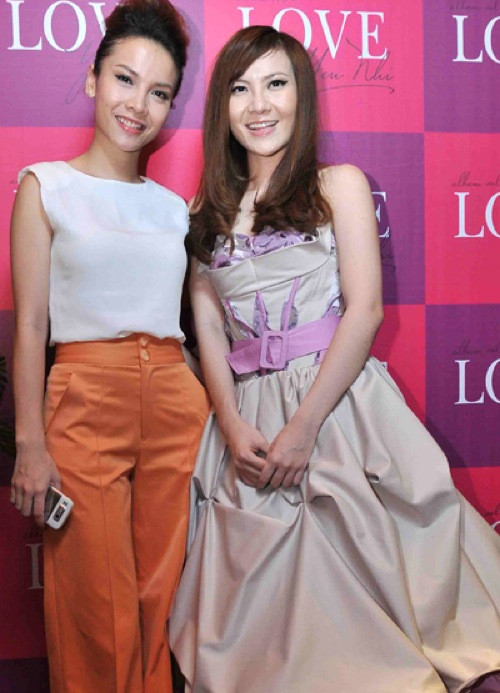 Yến Trang thường kết hợp kiểu quần này với áo sơmi hoặc áo pull trơn màu, kiểu dáng ôm gọn gàng. Cách mix này sẽ tạo cho bạn vòng eo nhỏ nhắn và đôi chân dài hơn đấy! Xem thêm: Ngọc Trinh/ Thanh Hằng/ Minh Hằng/ Tăng Thanh Hà