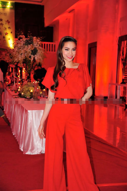 Jumpsuit của 2012 đa dạng hơn về kiểu dáng và màu sắc. Thay vì những thiết kế ống côn, bó sát người, thì jumpsuit ống rộng đang làm "nức lòng" rất nhiều mỹ nhân vốn là tín đồ thời trang trên toàn thế giới. Xem thêm: Thời trang sao Hollywood/Thời trang sao Hàn/Thời trang sao Hoa ngữ/Thời trang sao Việt Jumpsuit của 2012 đa dạng hơn về kiểu dáng và màu sắc. Thay vì những thiết kế ống côn, bó sát người, thì jumpsuit ống rộng đang làm "nức lòng" rất nhiều mỹ nhân vốn là tín đồ thời trang trên toàn thế giới. Xem thêm: Thời trang sao Hollywood/Thời trang sao Hàn/Thời trang sao Hoa ngữ/Thời trang sao Việt