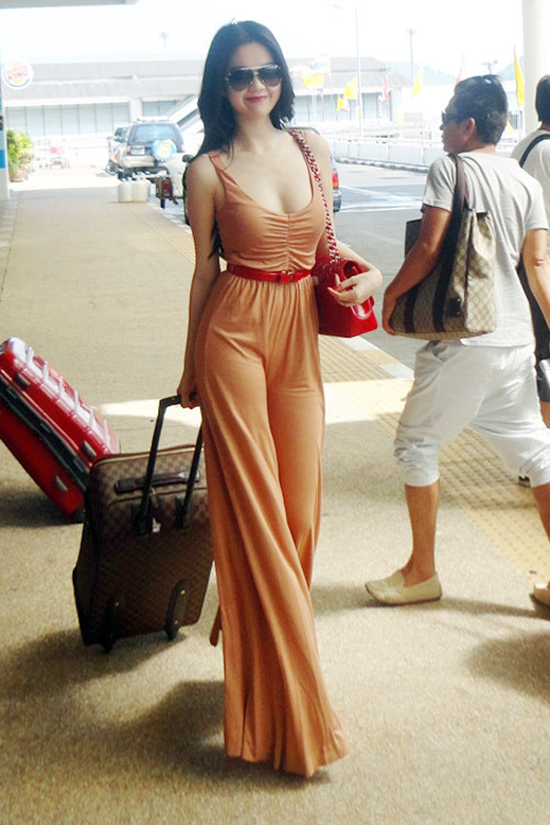 Ngọc Trinh chân đã vốn dài lại càng dài hơn khi mặc jumpsuit ống rộng. Xem thêm: Thời trang sao Hollywood/Thời trang sao Hàn/Thời trang sao Hoa ngữ/Thời trang sao Việt Ngọc Trinh chân đã vốn dài lại càng dài hơn khi mặc jumpsuit ống rộng. Xem thêm: Thời trang sao Hollywood/Thời trang sao Hàn/Thời trang sao Hoa ngữ/Thời trang sao Việt