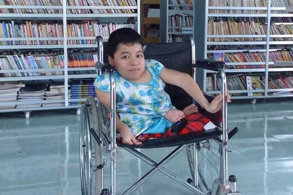 Huỳnh Thanh Thảo với thư viện mini của mình