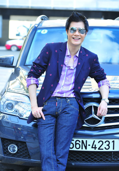 Chiếc Mercedes GLK 4Matic dòng SUV của ca sĩ Quang Dũng có giá 1,4 tỉ đồng. Chiếc Mercedes GLK 4Matic dòng SUV của ca sĩ Quang Dũng có giá 1,4 tỉ đồng.