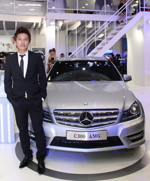 Chiếc Mercedes-Benz C300 AMG mà ca sĩ Tuấn Hưng mới tậu thuộc dòng xe thể thao trẻ trung C-Class của Mercedes-Benz. Chiếc Mercedes-Benz C300 AMG mà ca sĩ Tuấn Hưng mới tậu thuộc dòng xe thể thao trẻ trung C-Class của Mercedes-Benz.