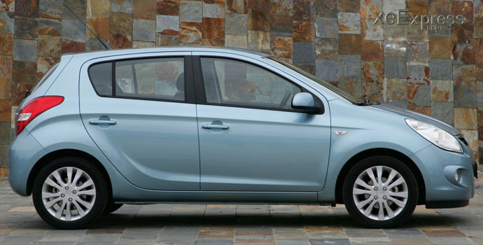 Xét một cách khách quan, về ngoại hình và nội thất, Hyundai i20 không hề thua kém những chiếc xe nhỏ khác, nếu không nói là ở một vài điểm, Hyundai i20 còn nổi bật hơn cả. Ngoài ra, Hyundai i20 còn có mức giá khá hợp lý, khoảng 27.000 USD (550 triệu). Yếu tố giá cạnh tranh sẽ là mấu chốt tạo được sức hút với người tiêu dùng, đặc biệt là nữ giới. Xét một cách khách quan, về ngoại hình và nội thất, Hyundai i20 không hề thua kém những chiếc xe nhỏ khác, nếu không nói là ở một vài điểm, Hyundai i20 còn nổi bật hơn cả. Ngoài ra, Hyundai i20 còn có mức giá khá hợp lý, khoảng 27.000 USD (550 triệu). Yếu tố giá cạnh tranh sẽ là mấu chốt tạo được sức hút với người tiêu dùng, đặc biệt là nữ giới.