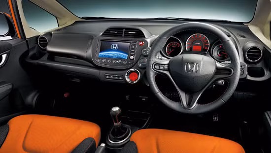 Song, thành viên nhà Honda lại không tiết kiệm nhiên liệu bằng Yaris. Khi đi kèm hộp số tự động, Honda Fit 2011 “ngốn” lượng nhiên liệu khoảng 10,1 lít/100 km nội thành và 8,1 lít/100 km xa lộ. Song, thành viên nhà Honda lại không tiết kiệm nhiên liệu bằng Yaris. Khi đi kèm hộp số tự động, Honda Fit 2011 “ngốn” lượng nhiên liệu khoảng 10,1 lít/100 km nội thành và 8,1 lít/100 km xa lộ.