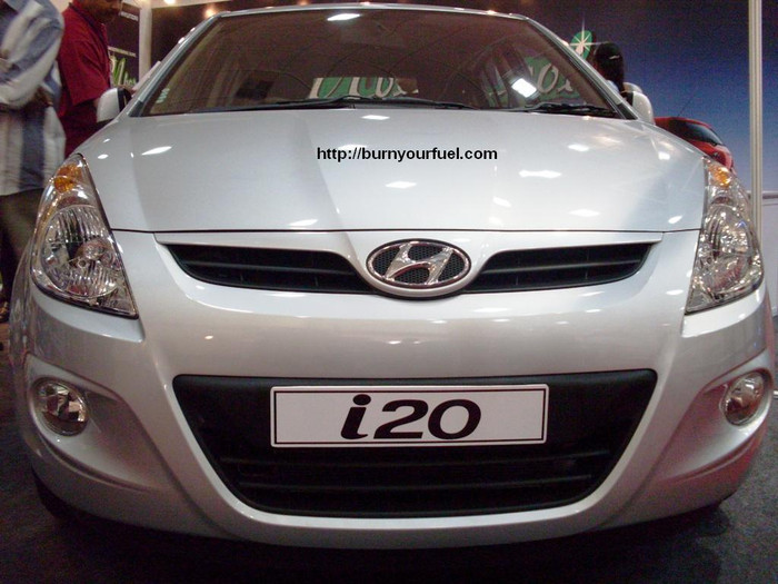 5. Hyundai i20: Hàng đầu trong tiện ích Hyundai i20 không còn quá mới lạ tại thị trường Việt Nam, nhưng chiếc xe này có vẻ như bị lu mờ bởi cái bóng quá lớn của Toyota Yaris hoặc một phần do sự thành công của mẫu Hyundai Getz. Tuy nhiên, nhiều phụ nữ vẫn dành không ít cảm tình cho chiếc xe này. Hyundai i20 cũng là một chiếc xe có thiết kế đẹp, một thiết kế chịu ảnh hưởng của phong cách châu Âu hiện đại. 5. Hyundai i20: Hàng đầu trong tiện ích Hyundai i20 không còn quá mới lạ tại thị trường Việt Nam, nhưng chiếc xe này có vẻ như bị lu mờ bởi cái bóng quá lớn của Toyota Yaris hoặc một phần do sự thành công của mẫu Hyundai Getz. Tuy nhiên, nhiều phụ nữ vẫn dành không ít cảm tình cho chiếc xe này. Hyundai i20 cũng là một chiếc xe có thiết kế đẹp, một thiết kế chịu ảnh hưởng của phong cách châu Âu hiện đại.