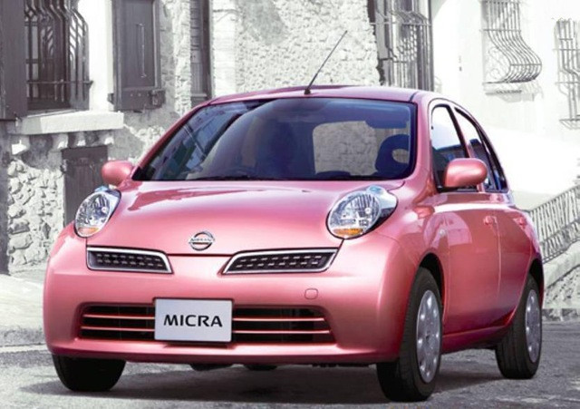 Nissan Micra có một ngoại hình tròn trĩnh, các chi tiết thiết kế đều tạo cảm giác mềm mại và mang kiểu ô van thuôn tròn. Điều này tạo cho người xem một cái nhìn thật mới mẻ, ấn tượng. Micra lại có một không gian rộng rãi đến không ngờ, hành khách hoàn toàn hài lòng với ghế ngồi phía trước và sau. Nó khá thoải mái và mang lại tầm quan sát rộng. Micra phiên bản 2011 sử dụng động cơ 3 xy-lanh 1.2L, công suất 79 mã lực, hộp số vô cấp CVT. Nissan Micra có một ngoại hình tròn trĩnh, các chi tiết thiết kế đều tạo cảm giác mềm mại và mang kiểu ô van thuôn tròn. Điều này tạo cho người xem một cái nhìn thật mới mẻ, ấn tượng. Micra lại có một không gian rộng rãi đến không ngờ, hành khách hoàn toàn hài lòng với ghế ngồi phía trước và sau. Nó khá thoải mái và mang lại tầm quan sát rộng. Micra phiên bản 2011 sử dụng động cơ 3 xy-lanh 1.2L, công suất 79 mã lực, hộp số vô cấp CVT.