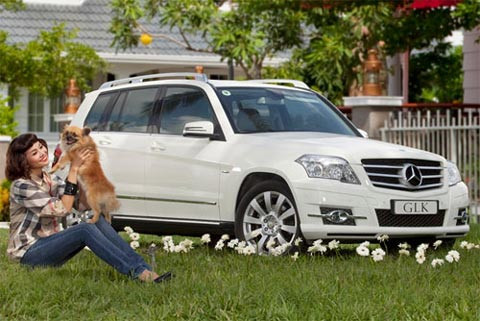Người đẹp có đôi chân dài nhất Việt Nam Thanh Hằng chính thức gia nhập Celebrity Club của Mercedes cùng những người bạn đồng nghiệp như Chi Bảo, Hồng Ánh, Giáng My... khi sắm chiếc Mercedes-Benz GLK Deluxe. Chiếc xe này trị giá 88 .000 USD (khoảng 1,7 tỷ đồng). Người đẹp có đôi chân dài nhất Việt Nam Thanh Hằng chính thức gia nhập Celebrity Club của Mercedes cùng những người bạn đồng nghiệp như Chi Bảo, Hồng Ánh, Giáng My... khi sắm chiếc Mercedes-Benz GLK Deluxe. Chiếc xe này trị giá 88 .000 USD (khoảng 1,7 tỷ đồng).