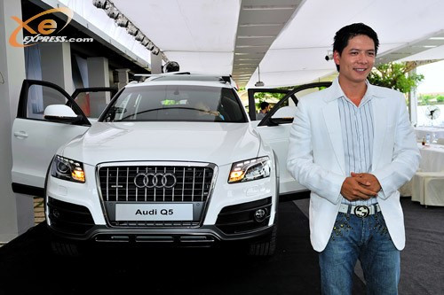 Siêu mẫu Bình Minh lịch lãm bên chiếc Audi Q5 trị giá gần 2 tỷ đồng của mình. Siêu mẫu Bình Minh lịch lãm bên chiếc Audi Q5 trị giá gần 2 tỷ đồng của mình.