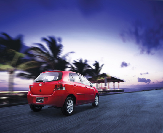 1. Toyota Yaris 2011 Điểm mạnh của Toyota Yaris chính là khả năng tiết kiệm nhiên liệu khá tốt, giá bán hợp túi tiền và kiểu dáng xinh xắn. Mẫu xe đến từ Nhật Bản chỉ tiêu tốn lượng nhiên liệu 8,11 lít/100 km nội thành và 6,53 lít/100 km xa lộ với bản số sàn. Mức độ tiêu hao nhiên lệu số tự động là 8,11 lít/100 km và 6,72 lít/100 km. 1. Toyota Yaris 2011 Điểm mạnh của Toyota Yaris chính là khả năng tiết kiệm nhiên liệu khá tốt, giá bán hợp túi tiền và kiểu dáng xinh xắn. Mẫu xe đến từ Nhật Bản chỉ tiêu tốn lượng nhiên liệu 8,11 lít/100 km nội thành và 6,53 lít/100 km xa lộ với bản số sàn. Mức độ tiêu hao nhiên lệu số tự động là 8,11 lít/100 km và 6,72 lít/100 km.