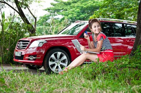 "Ốc" Thanh Vân cũng rất "chịu chơi" khi bỏ ra hơn 1,1 tỷ đồng sắm chiếc Mercedes C200 CGI màu đỏ đầu tiên tại Việt Nam. "Ốc" Thanh Vân cũng rất "chịu chơi" khi bỏ ra hơn 1,1 tỷ đồng sắm chiếc Mercedes C200 CGI màu đỏ đầu tiên tại Việt Nam.