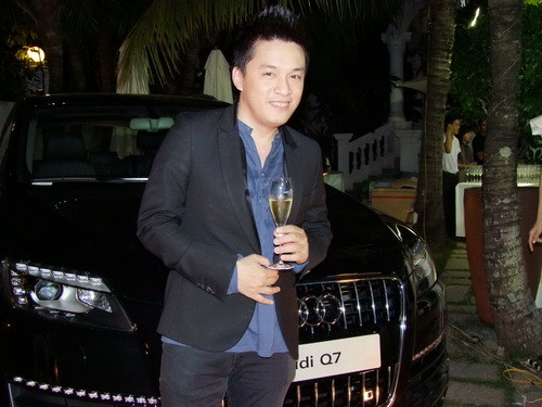 Ca sĩ Lam Trường và "xế" cưng Audi Q7 2010, trị giá trên 130.000 USD (tương đương 2,6 tỷ đồng). Ca sĩ Lam Trường và "xế" cưng Audi Q7 2010, trị giá trên 130.000 USD (tương đương 2,6 tỷ đồng).