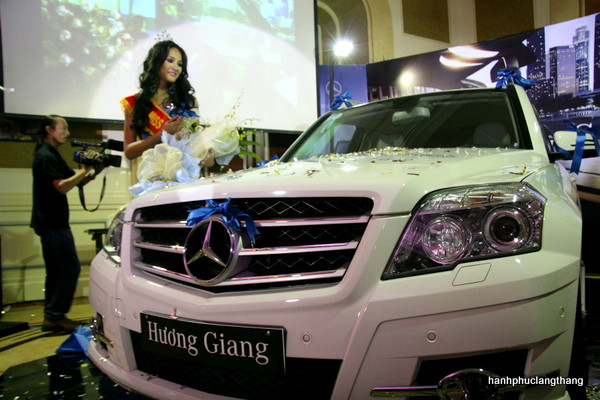 Hoa hậu Hương Giang cũng không "thua chị kém em" khi gia nhập gia đình Mercedes với dòng Mercedes GLK. Hoa hậu Hương Giang cũng không "thua chị kém em" khi gia nhập gia đình Mercedes với dòng Mercedes GLK.