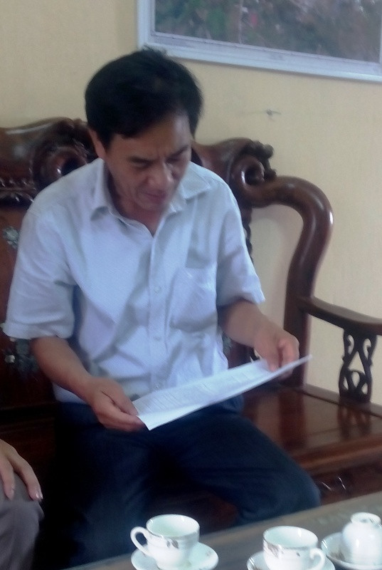 Ông Đặng Văn Nghĩa, trưởng phòng Tài nguyên và Môi trường huyện Phúc Thọ tỏ vẻ bất hợp tác với báo chí khi được lãnh đạo Chánh văn phòng giao nhiệm vụ (Ảnh Thanh Bình)