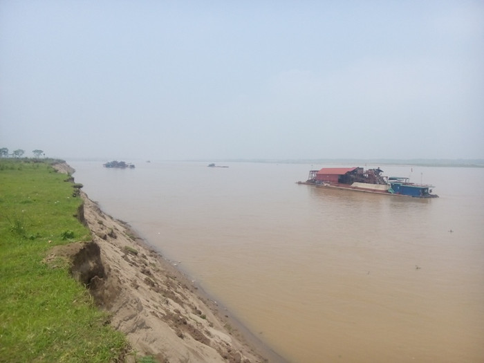 Hàng ngày vẫn có những con tàu cuốc thi nhau tận thu khoáng sản trên sông Hồng qua địa bàn xã Vân Hà, huyện Phúc Thọ, Hà Nội (Ảnh Thanh Bình)