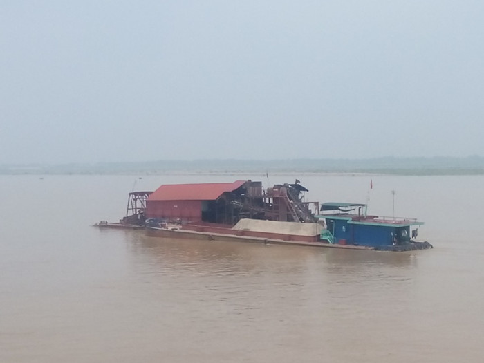 Một con tàu khai thác cát trái phép trên địa bàn xã Vân Hà, huyện Phúc Thọ đã được lực lượng chức năng bắt giữ ngày 25/4 (Ảnh Thanh Bình)