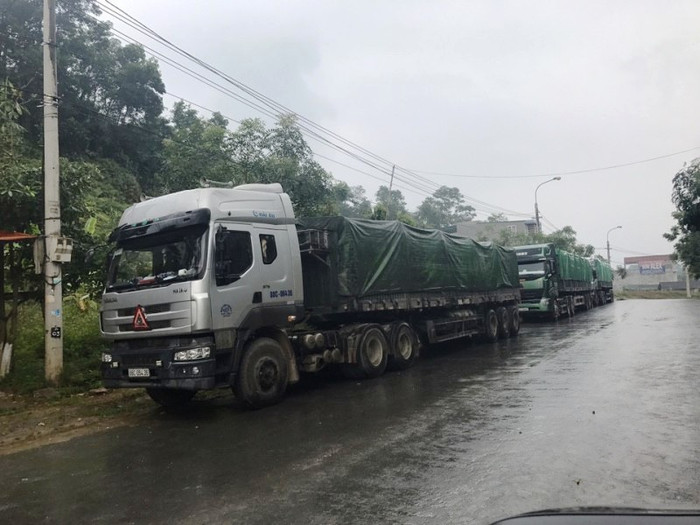 Những chiếc xe tải chở hàng hóa đang bị tạm giữ một cách bất hợp lý, các tài xế đang phải ăn chực nằm chờ để lấy xe đi giao hàng hóa cho công ty. Những chiếc xe tải chở hàng hóa đang bị tạm giữ một cách bất hợp lý, các tài xế đang phải ăn chực nằm chờ để lấy xe đi giao hàng hóa cho công ty.