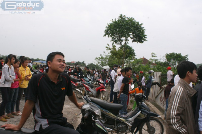 Sáng nay, người dân tụ tập rất đông phía cổng công ty để theo dõi tiếp những diễn biến vụ cháy xẩy ra chiều hôm trước.