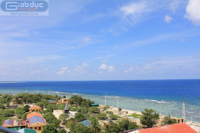 Vẻ đẹp đảo Song Tử Tây thuộc quần đảo Trường Sa nhìn từ ngọn hải đăng.