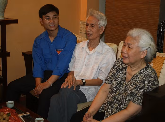 Bạn Hán Văn Đại cùng các đại biểu của đoàn trong hành trình "Tuổi trẻ vì biển đảo quê hương" tới thăm gia đình chiến sĩ Trịnh Quốc Hưng. Bạn Hán Văn Đại cùng các đại biểu của đoàn trong hành trình "Tuổi trẻ vì biển đảo quê hương" tới thăm gia đình chiến sĩ Trịnh Quốc Hưng.