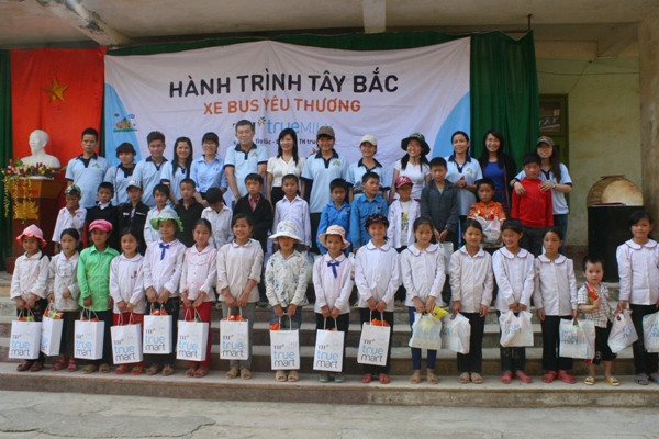 Hành trình mang quà tới với trẻ em vùng cao sẽ còn nối dài mãi với cả TH true MILK cũng như Xe Bus yêu thương. Hành trình mang quà tới với trẻ em vùng cao sẽ còn nối dài mãi với cả TH true MILK cũng như Xe Bus yêu thương.