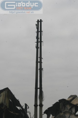 Cột điện cao thế giờ cũng chỉ còn trơ lại cột.