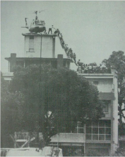 Sự hoảng loạn của địch trên nóc tòa Đại sứ Mỹ. Sự hoảng loạn của địch trên nóc tòa Đại sứ Mỹ.