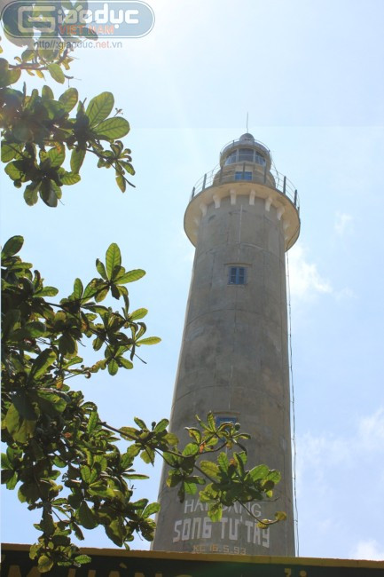 Ngọn hải đăng trên đảo Song Tử Tây Ngọn hải đăng trên đảo Song Tử Tây