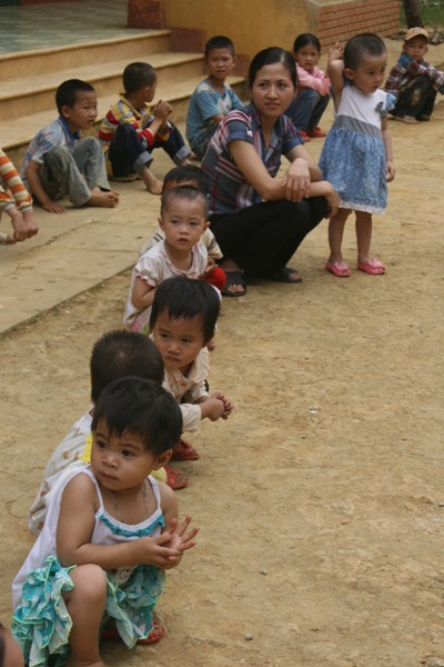 Cùng mong chờ các cô chú trong đoàn tình nguyện tới phát quà. Cùng mong chờ các cô chú trong đoàn tình nguyện tới phát quà.