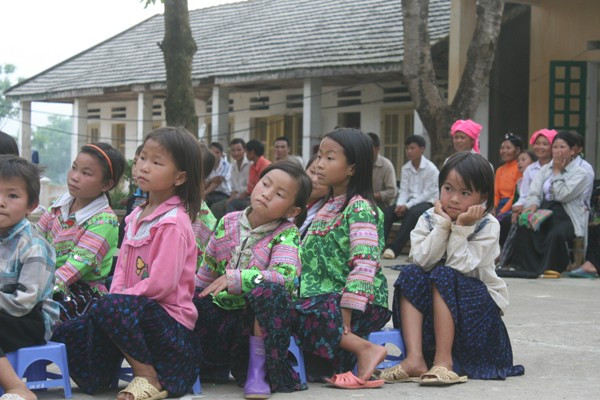 Háo hức chờ đợi, đó là tâm trạng chung của các em học sinh tại mỗi trường chúng tôi đi qua.