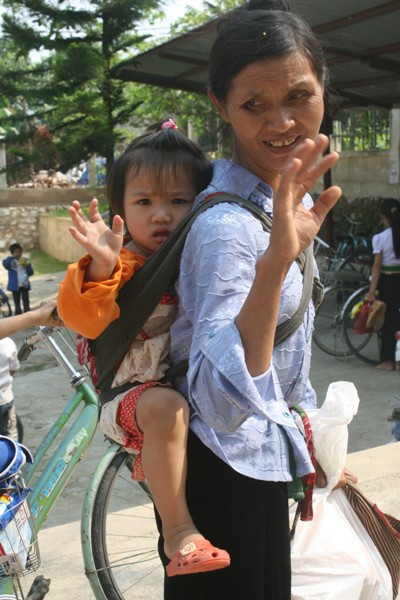 Bà địu đi nhận quà, khi về nhà bé sẽ mãi nhắc "TH True Milk".