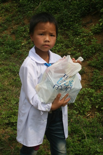Mang quà về nhà để cùng chia cho các em trong nhà.